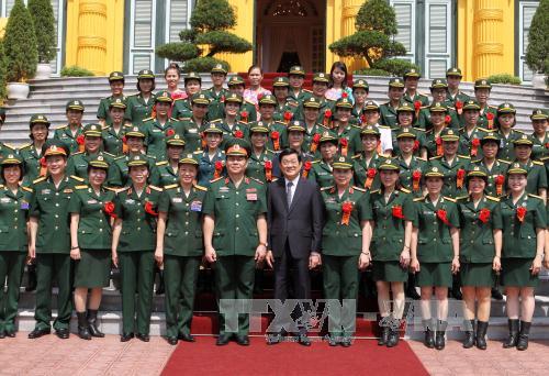 Chủ tịch nước gặp mặt gương điển hình của phụ nữ quân đội ảnh 1