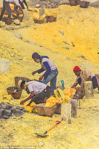 Mạo hiểm tính mạng đào quặng trên miệng núi lửa ảnh 3