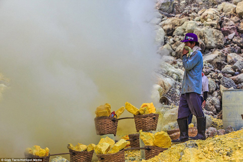 Mạo hiểm tính mạng đào quặng trên miệng núi lửa ảnh 9