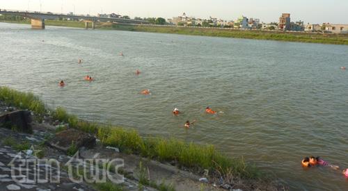 Người dân Thái Bình vật lộn với nắng nóng