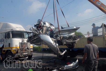 Xe container đâm bẹp dúm xe con, 5 người tử vong ảnh 1