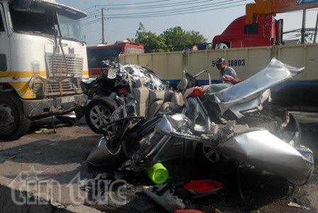 Xe container đâm bẹp dúm xe con, 5 người tử vong ảnh 2