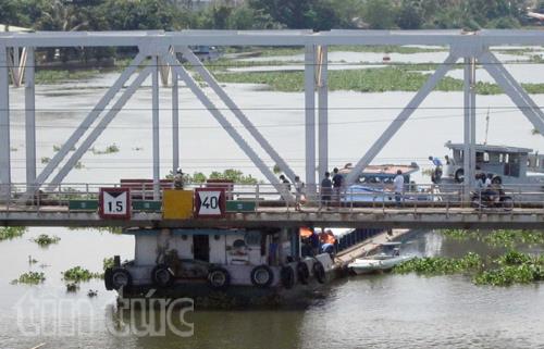 Sà lan chở than mắc kẹt dưới gầm cầu Bình Lợi ảnh 1