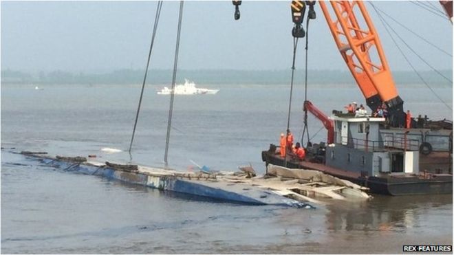 Bắt đầu lật ngược tàu chìm trên sông Dương Tử ảnh 1