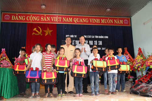 Quảng Bình: Trao 200 cặp phao cứu sinh cho học sinh vũng lũ ảnh 1