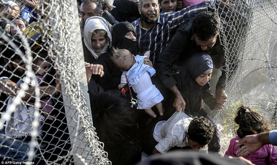 Người tị nạn Syria chạy sang Thổ Nhĩ Kỳ trốn IS ảnh 2