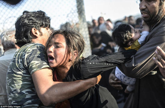 Người tị nạn Syria chạy sang Thổ Nhĩ Kỳ trốn IS ảnh 4