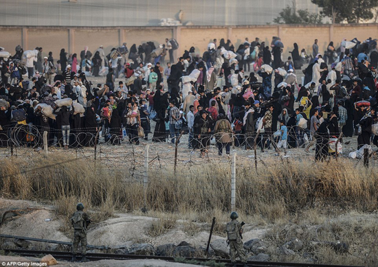 Người tị nạn Syria chạy sang Thổ Nhĩ Kỳ trốn IS ảnh 8