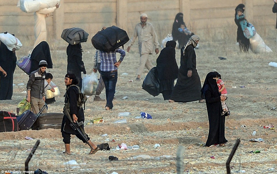 Người tị nạn Syria chạy sang Thổ Nhĩ Kỳ trốn IS ảnh 12