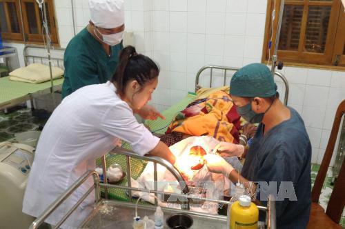 Kịp thời cấp cứu ngư dân bị tai nạn do bão số 1 ảnh 1