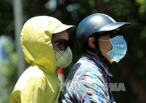 Những "ninja" trên đường phố Hà Nội trong những ngày nắng nóng. Ảnh: Phạm Kiên - TTXVN