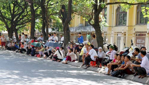 Phụ huynh chờ đợi sĩ tử trong nắng nóng thiêu đốt ảnh 2