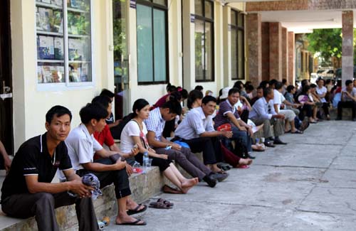 Phụ huynh chờ đợi sĩ tử trong nắng nóng thiêu đốt ảnh 4