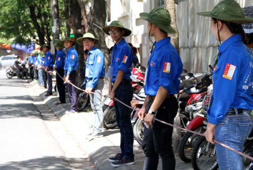 Phụ huynh chờ đợi sĩ tử trong nắng nóng thiêu đốt ảnh 5
