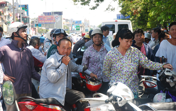 Phụ huynh chờ đợi sĩ tử trong nắng nóng thiêu đốt ảnh 7