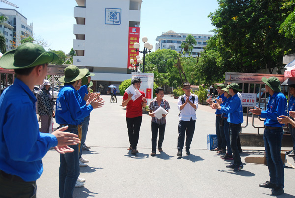 Phụ huynh chờ đợi sĩ tử trong nắng nóng thiêu đốt ảnh 10