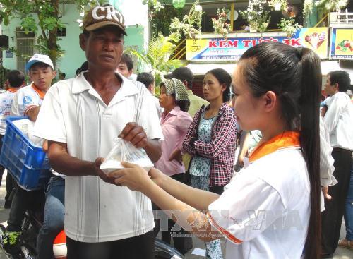 Cơm miễn phí 'tiếp sức' cho sĩ tử mùa thi ảnh 1