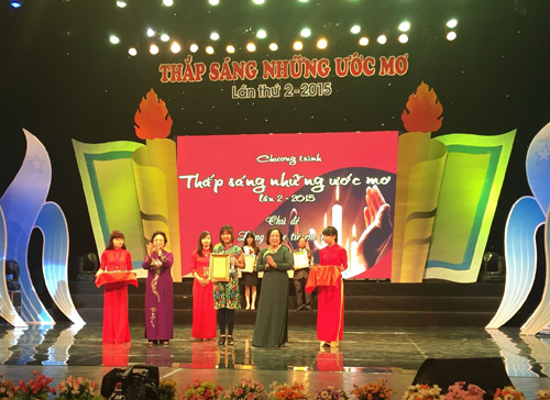 Quà cho trẻ em nghèo trong ngày gia đình Việt Nam ảnh 1