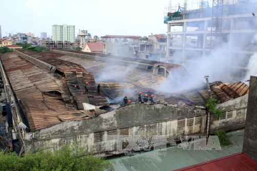 Cháy lớn tại nhà kho xưởng sản xuất ô tô Hòa Bình ảnh 1