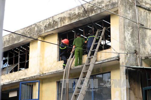 Cháy lớn tại nhà kho xưởng sản xuất ô tô Hòa Bình ảnh 2