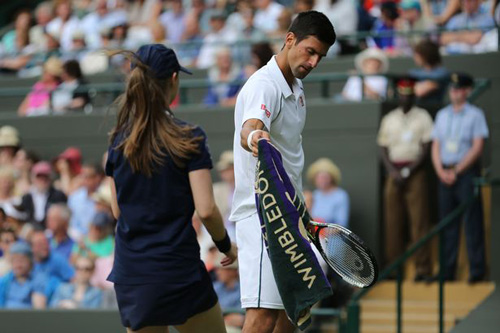 Djokovic xin lỗi cô bé nhặt bóng ảnh 1