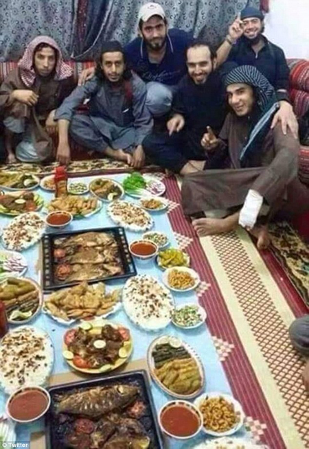 45 tay súng IS chết sau bữa ăn chay Ramadan ảnh 1