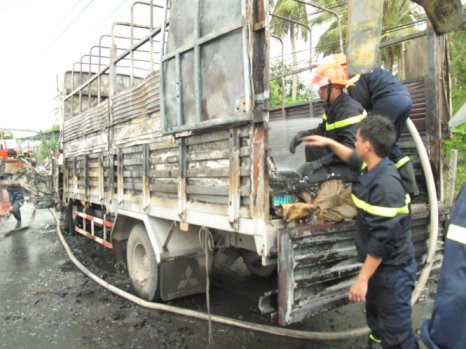 Cháy trụi xe tải chở 92 thùng bật lửa ảnh 1