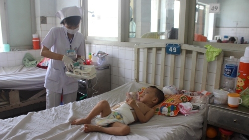 Bé trai 3 tuổi bị bạo hành dập đại tràng ảnh 1