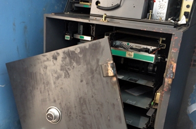 Bắt tại chỗ 4 đối tượng phá trụ ATM trộm tiền ảnh 1