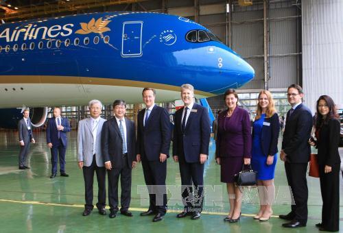 Thủ tướng Anh thăm tàu bay mới A350 của Vietnam Airlines ảnh 1