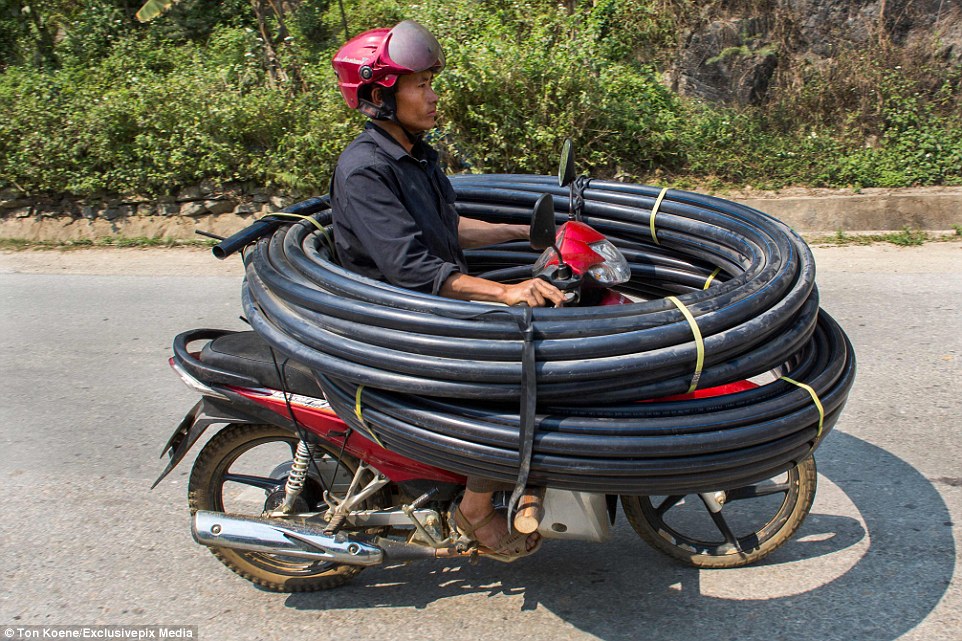 Báo Anh tung ảnh "người vận chuyển" kiểu Việt Nam ảnh 2