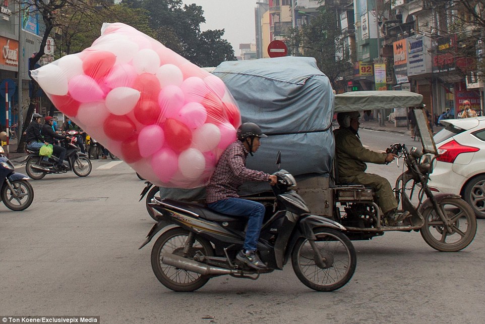 Báo Anh tung ảnh "người vận chuyển" kiểu Việt Nam ảnh 6