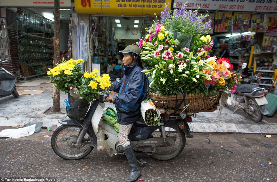Báo Anh tung ảnh "người vận chuyển" kiểu Việt Nam ảnh 8