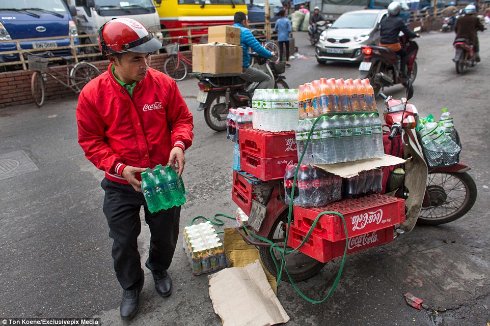 Báo Anh tung ảnh "người vận chuyển" kiểu Việt Nam ảnh 12