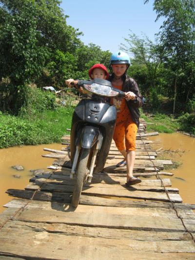 Nỗi lo qua sông bằng cầu tạm ảnh 2