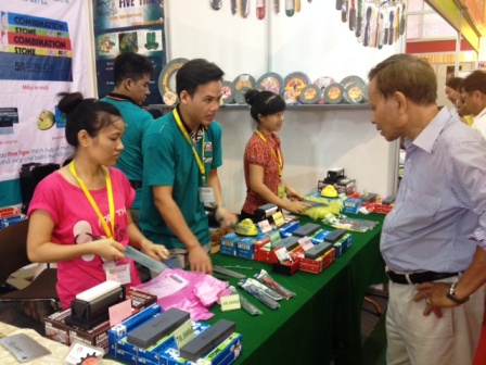 Nhộn nhịp mua sắm tại hội chợ hàng Thái Lan ảnh 1