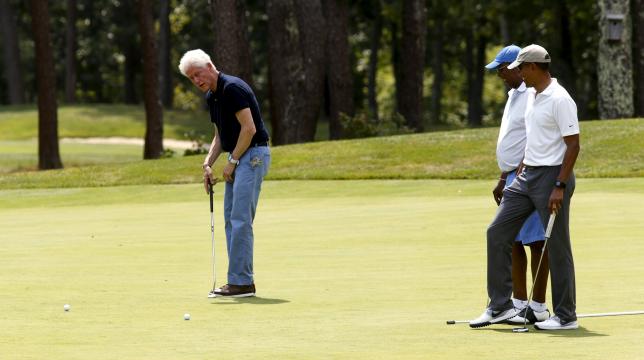Tổng thống Obama vui vẻ chơi golf cùng Bill Clinton ảnh 1