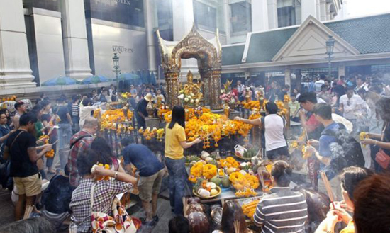Lý do ngôi đền bị đánh bom tại Bangkok thu hút du khách ảnh 1