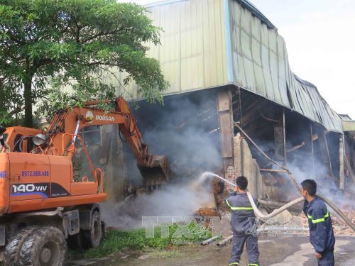Dập tắt cháy lớn tại công ty thuốc lá ở Bắc Ninh ảnh 2