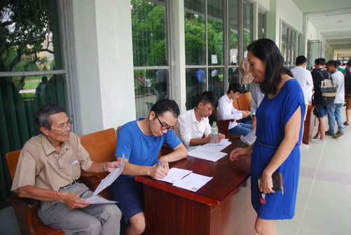 Quay cuồng với "vòng xoáy" tuyển sinh ảnh 1