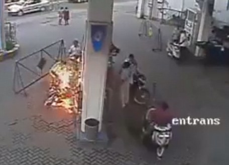 Xe bốc cháy vì dùng điện thoại lúc đổ xăng ảnh 1
