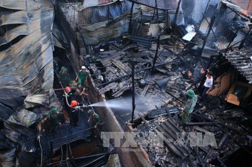 Hỏa hoạn tại xưởng gỗ trên phố Lương Khánh Thiện ảnh 1