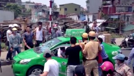 Bắt khẩn cấp lái xe taxi tông cảnh sát giao thông ảnh 1