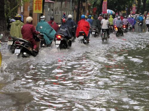 Nước mưa gây ngập tại nút giao thông Lý Thường Kiệt – Phan Bội Châu. Ảnh: Doãn Tấn - TTXVN