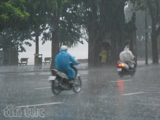 Thời tiết cuối tuần: Ngày nắng, chiều tối có mưa dông ảnh 1