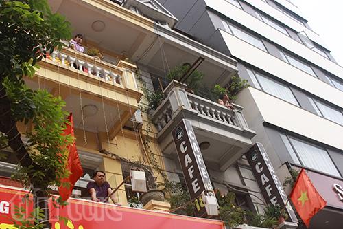 Muôn kiểu dõi theo đoàn diễu binh ảnh 4