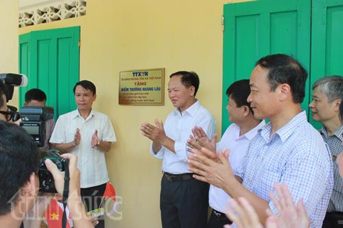 TTXVN tặng quà học sinh quê hương cách mạng ảnh 1
