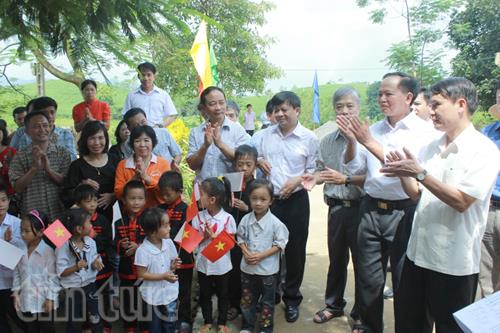 TTXVN tặng quà học sinh quê hương cách mạng ảnh 2