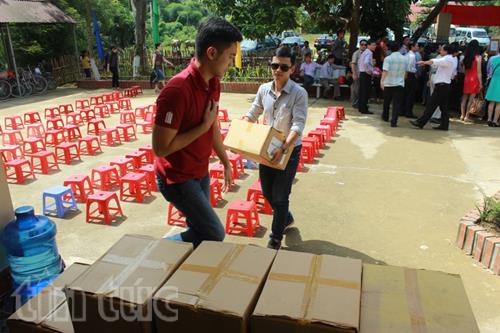 TTXVN tặng quà học sinh quê hương cách mạng ảnh 4