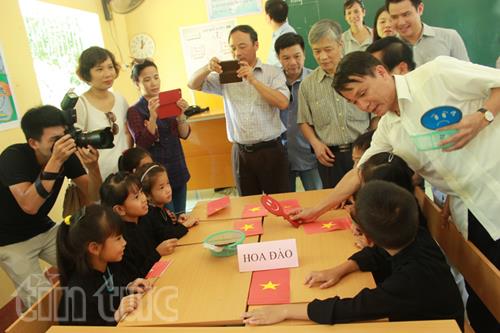 TTXVN tặng quà học sinh quê hương cách mạng ảnh 5